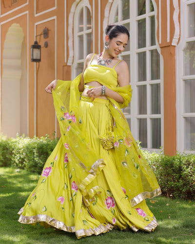 हिना खान का देसी लुक छाया, फैंस बोले-Offfooo - Hina khan traditional yellow  outfit pearl necklace look photos viral karwa chauth look tvism